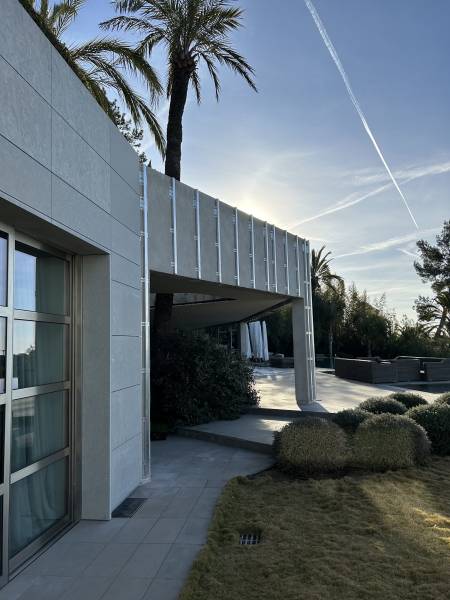 Réalisation d'une pose de bardage en pierre sur une maison par Indigo Azur