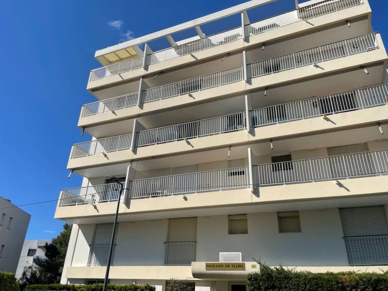 Nettoyage et réparation de façade avec mise en peinture type D2 à Antibes (06) pour la résidence Pavillon de Flore