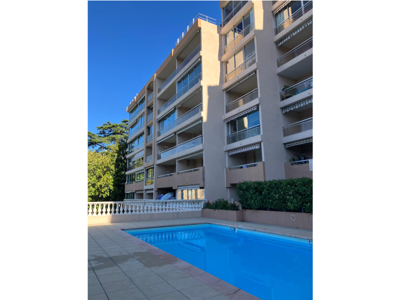 Réparation avec restructuration au mortier résine à Cannes (06) sur les façades de la résidence Mer et plage